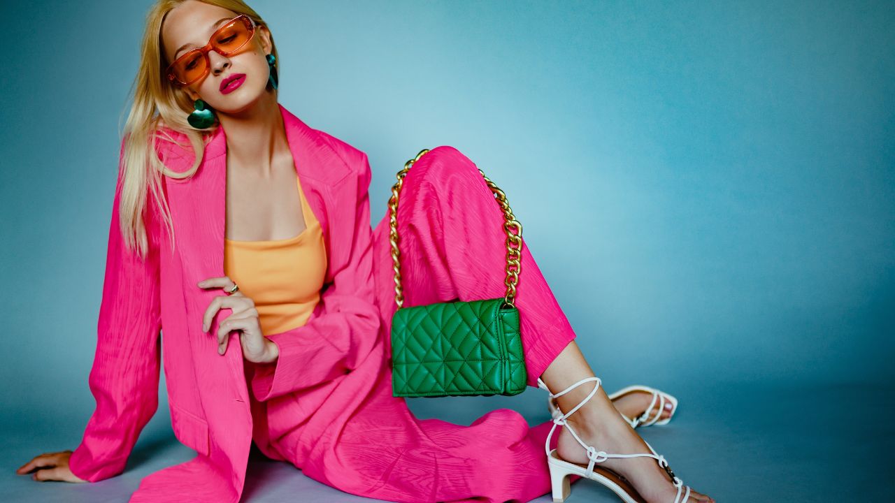 Um visual colorido faz bem para o astral, sabia? Siga a tendência de moda dopamina e aposte na melhor cor para as energias do seu signo