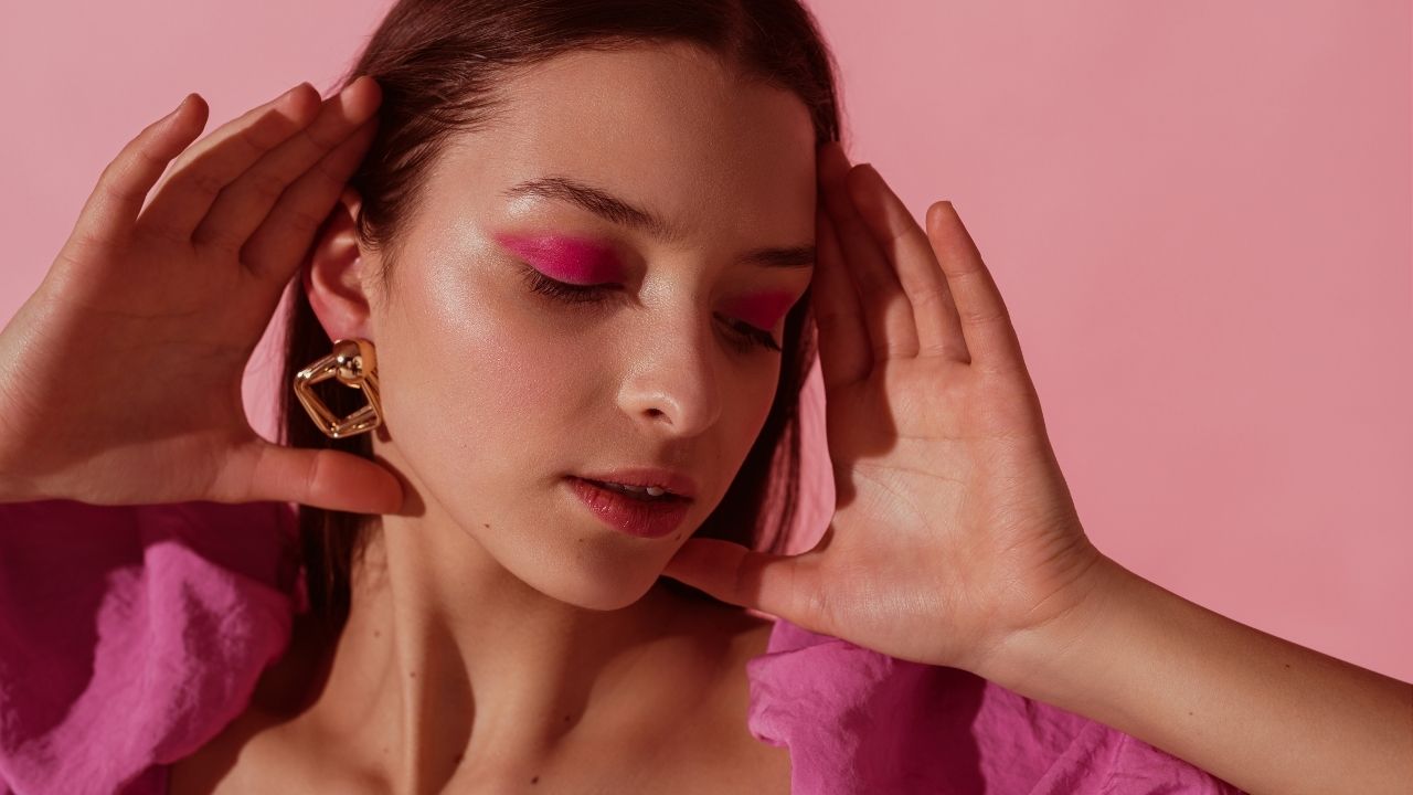 Olhos coloridos e pele fresh são as novas trends de beleza