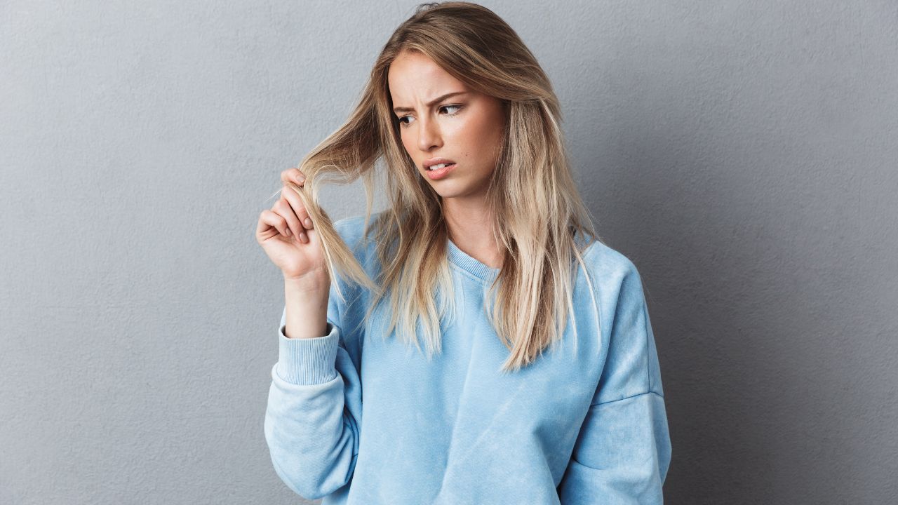 Raiz oleosa e pontas secas: como cuidar desse tipo de cabelo?
