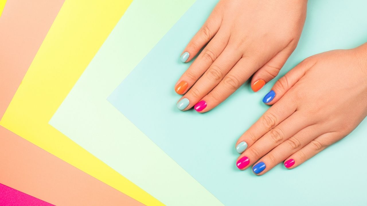 Já decidiu a fantasia e maquiagem para o Carnaval, mas ainda faltam as unhas? Separamos modelos com muita cor e brilho que são a cara da folia