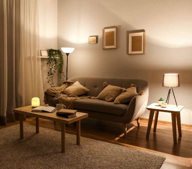sala com luminária ao lado do sofá