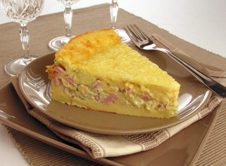 Pedaço de uma torta cremosa de batata e presunto