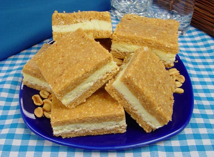receita de paçoca recheada cortada em quadrados e decorada com amendoim torrado sem pele