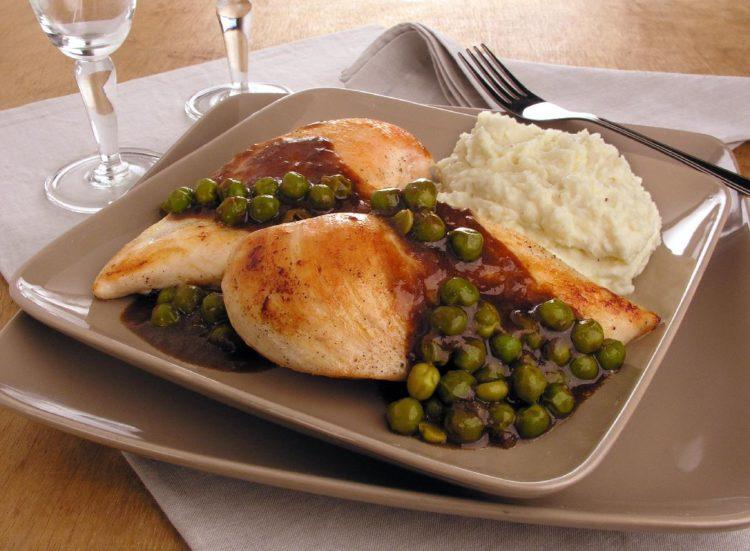 peito de frango com molho de cerveja e ervilha