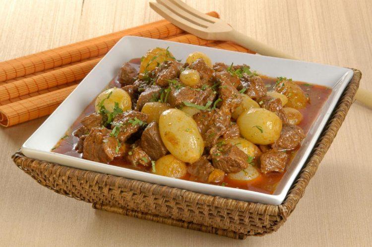 Picadinho de carne com vinho junto com ceboletes e cheiro-verde