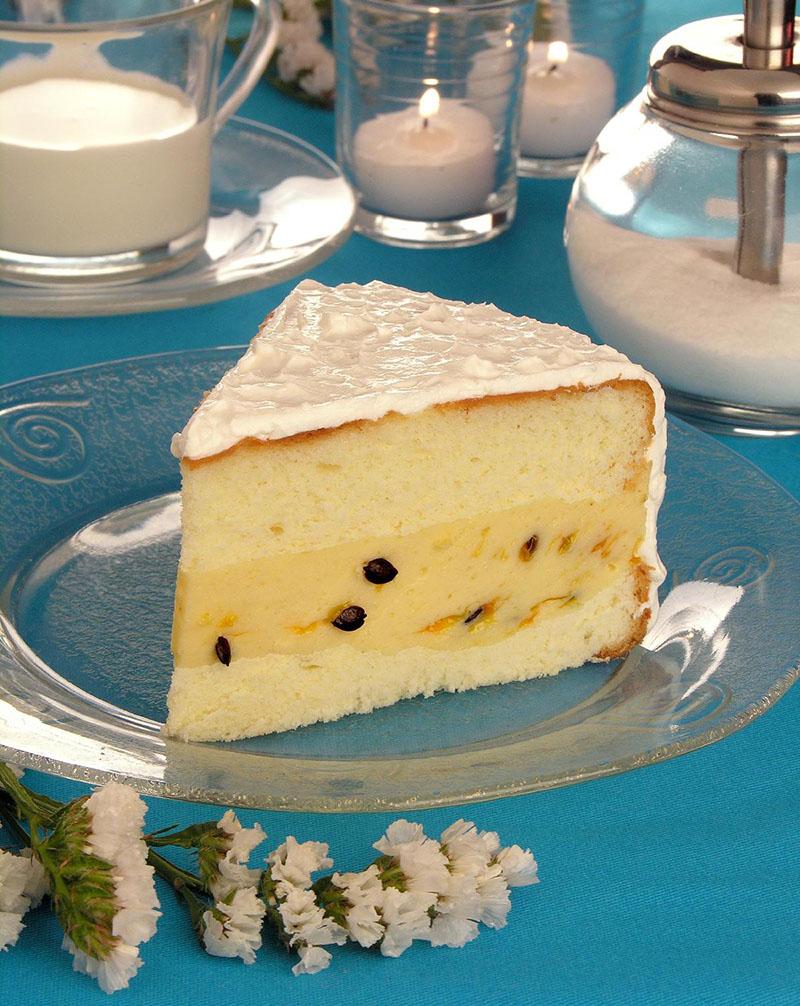 Bolo com recheio de mousse de maracujá