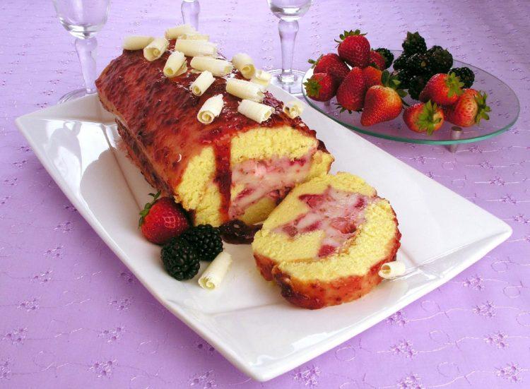 receita de rocambole de frutas vermelhas, decorado com chocolate branco