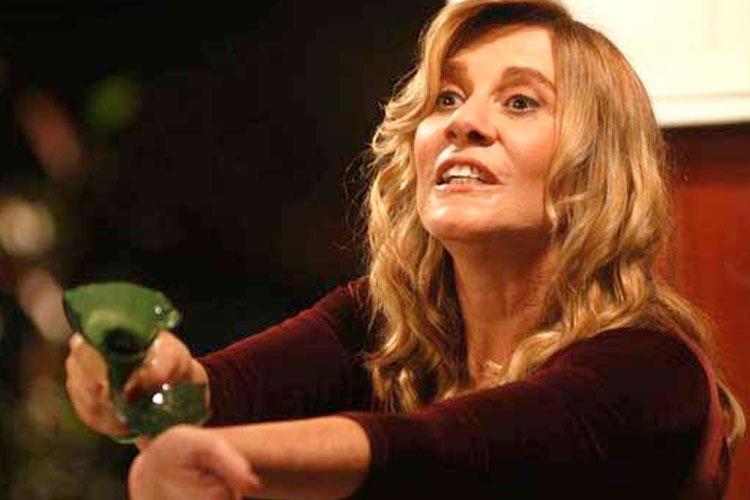 Nazare-senhora-destino, Renata Sorah, de vestido bordô, brigando, aguinaldo silva