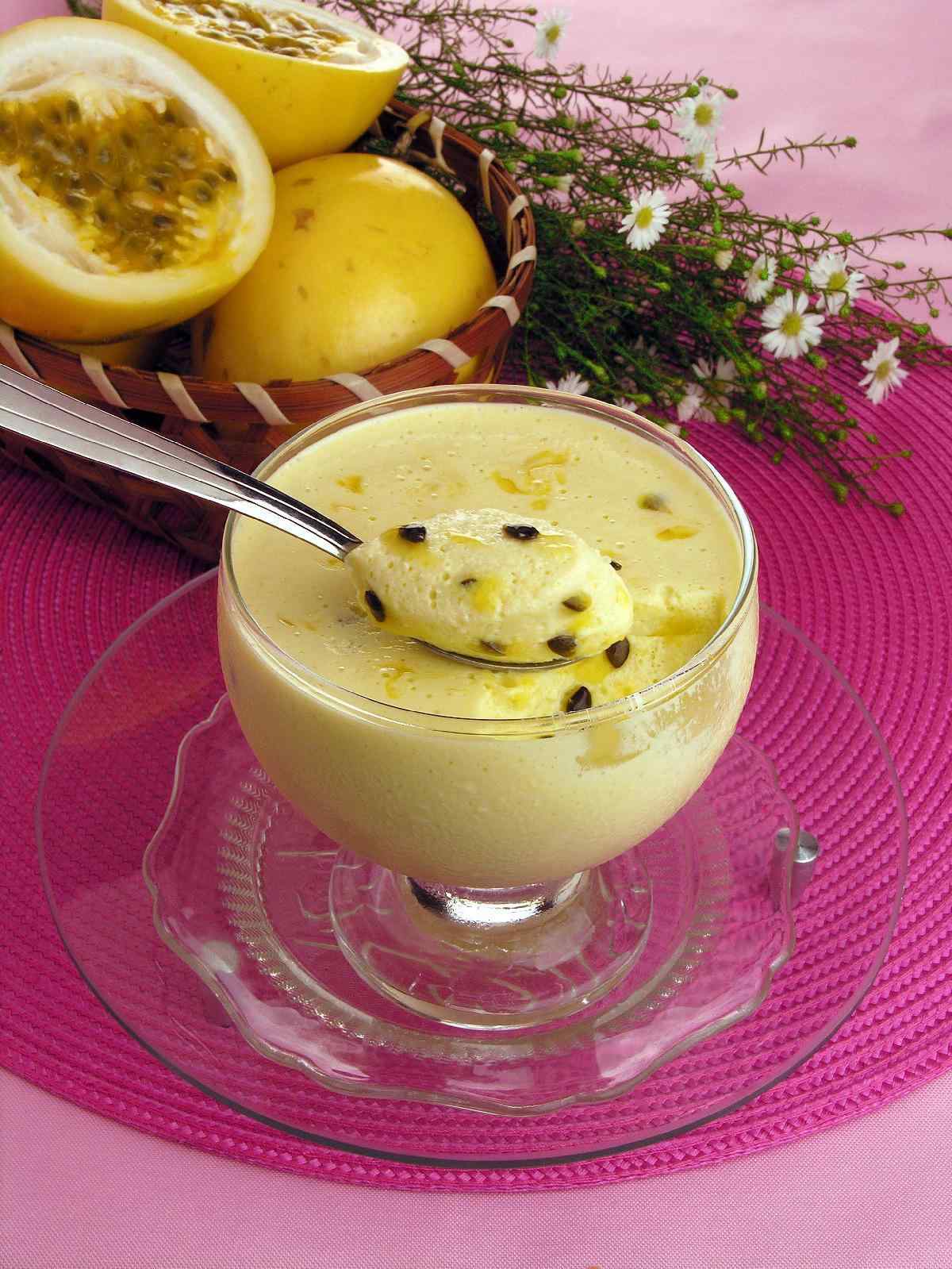 Taça de mousse de maracujá com leite condensado