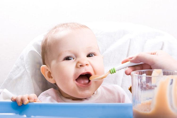 bebe-feliz-comendo-papinha