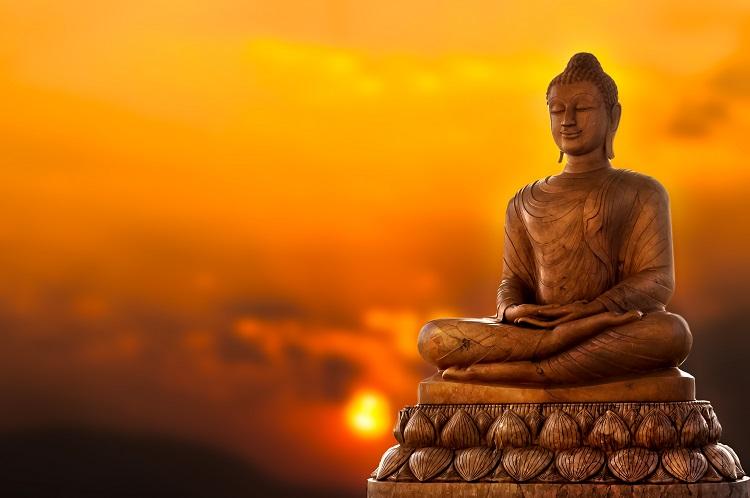 buda sentado fundo dourado estátua frases inspiradoras