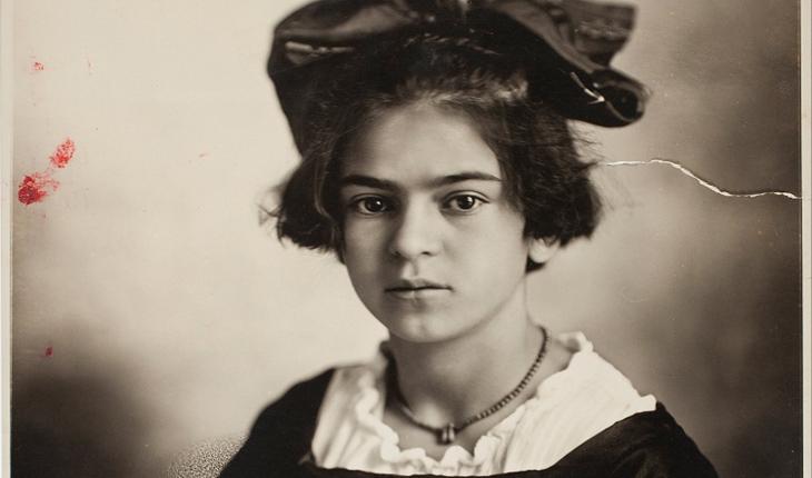 Frida criança em uma foto em preto e branco