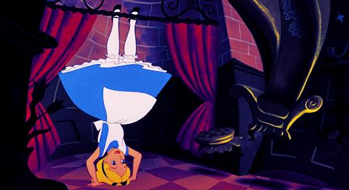 gif-alice-no-pais-das-maravilhas-dando-cambalhota