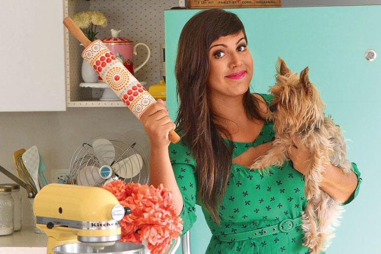 Raiza Costa em seu programa Rainha da Cocada