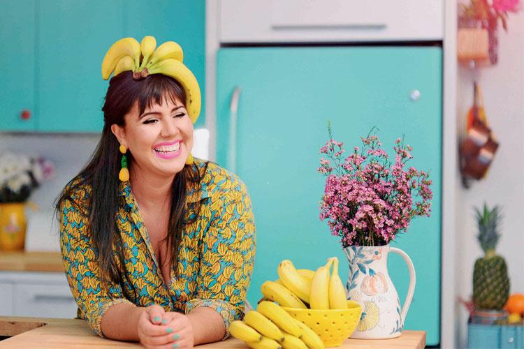 Raiza Costa em sua bancada no programa Rainha da Cocada, do GNT
