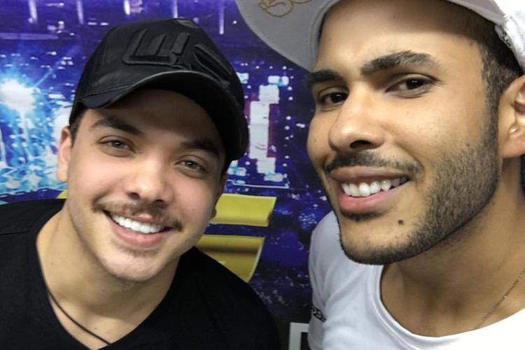 Famosos com bigode
