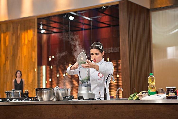 Bruna Chaves cozinhando.
