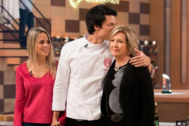 Leonardo Young com mãe e namorada