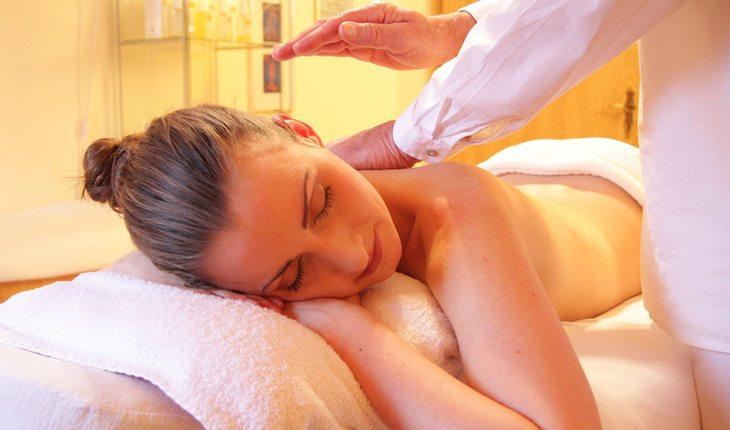 Matrimônio. Na foto, mulher recebendo massagem