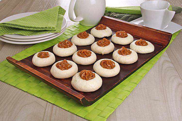 Biscoito amenteigado com doce de Leite em uma bandeja.