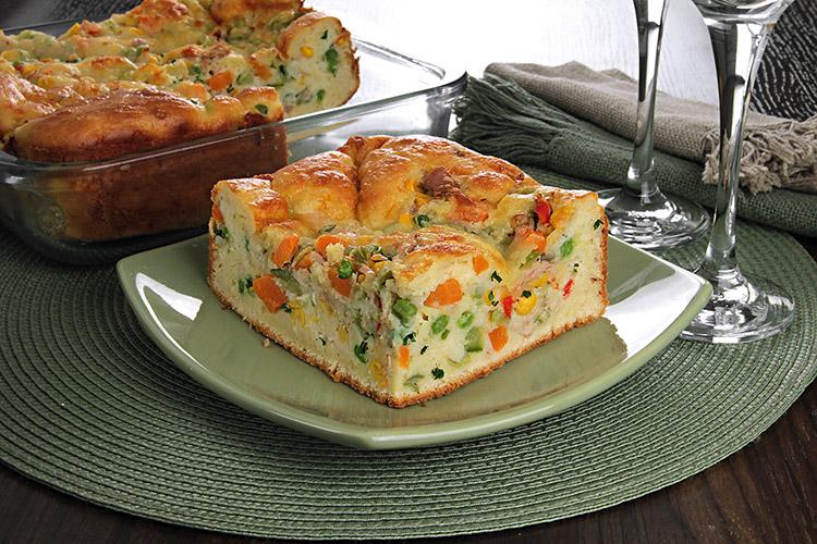 Torta de liquidificador de atum e legumes