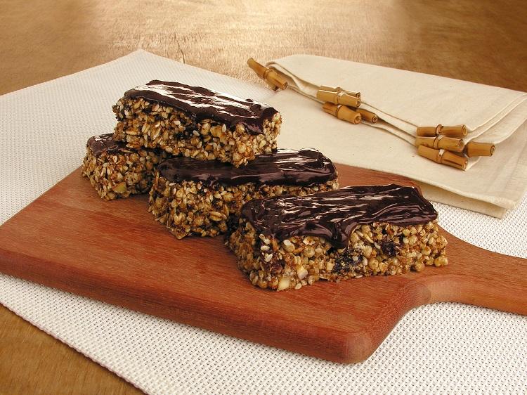 Barrinha de cereais, cobertura de chocolate, tábua, guardanapo