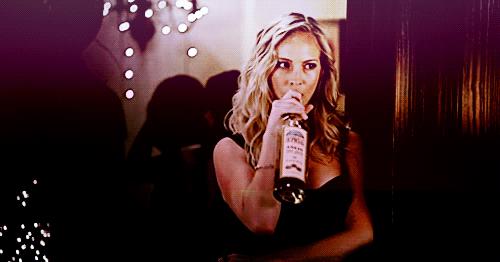 bebida alcoólica relação com antibiótico gif pessoa bebendo