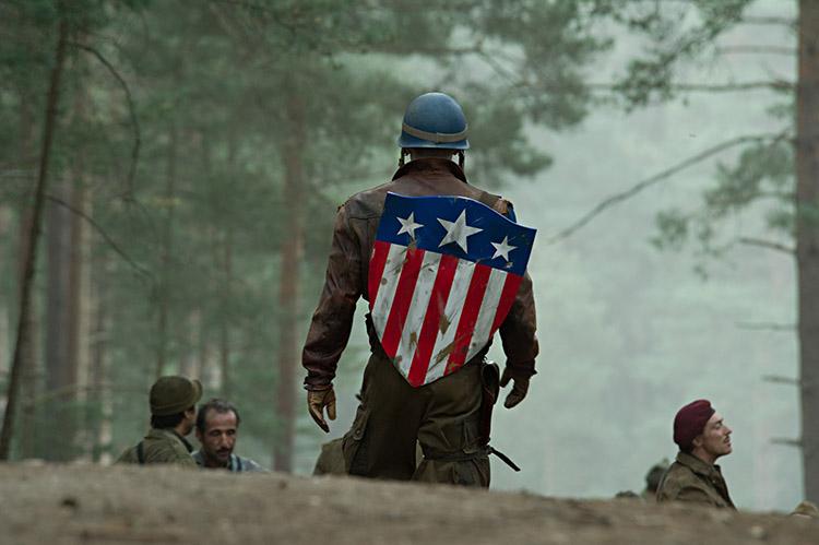 Steve Rogers com o primeiro escudo do Capitão América
