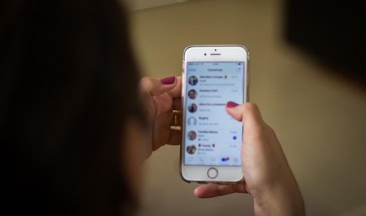 A foto mostra uma mulher mexendo no aplicativo Messenger, o que pode tirar o foco dos estudos