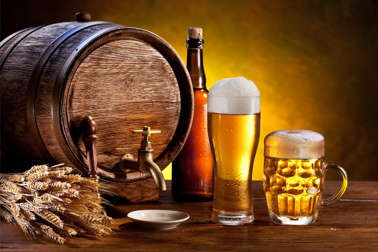 cerveja no copo, cerveja na garrafa, barril de cerveja