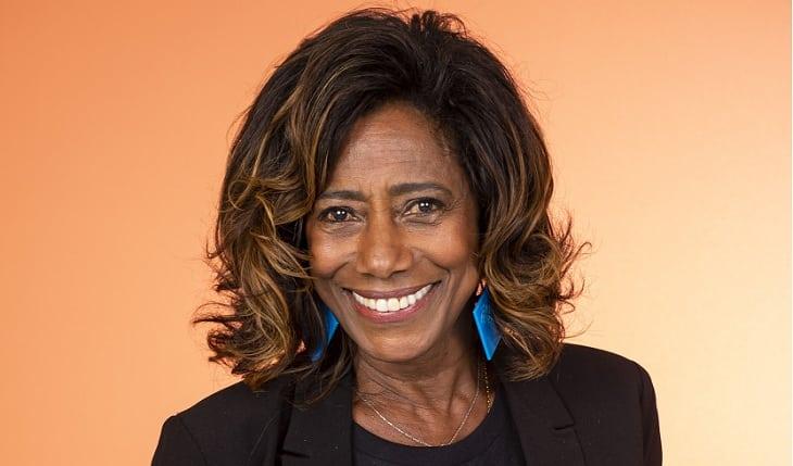 atriz Gloria Maria com cabelo curtinho repicado