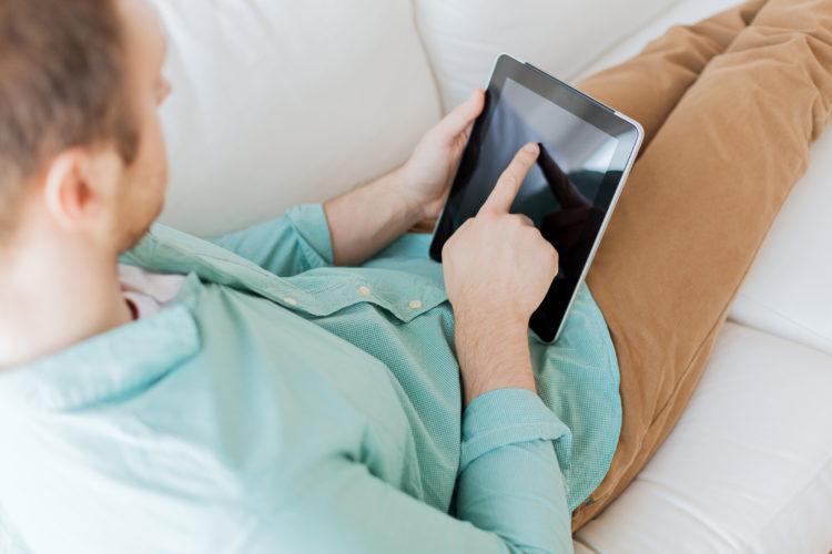 Homem, sentado, mexendo no tablet, aplicativos, tablet