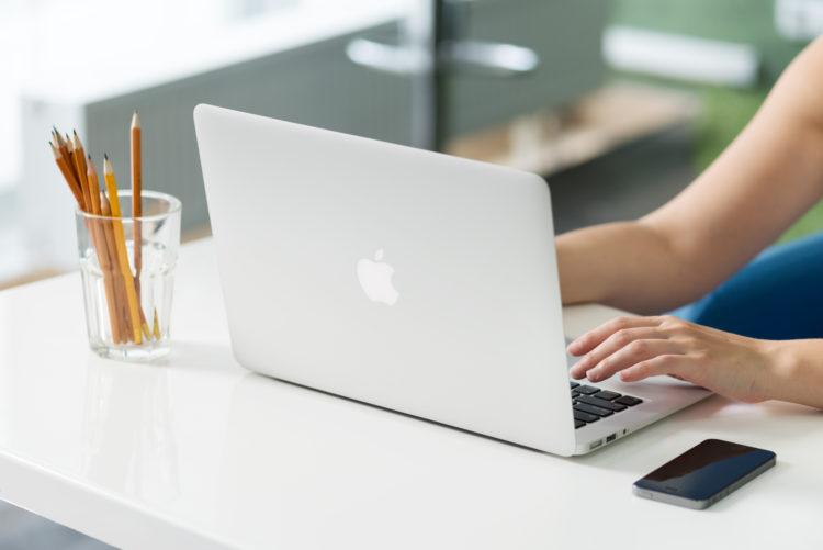 maos-digitando-notebook-otimizar-bateria-notebook-dicas