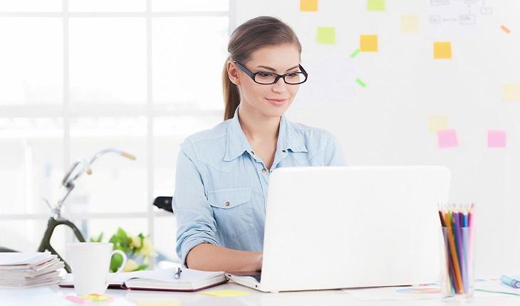 Mulher em um ambiente de estudos tranquilo