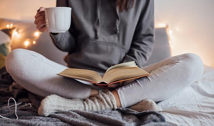 Mulher bebendo café e se dedicando aos estudos