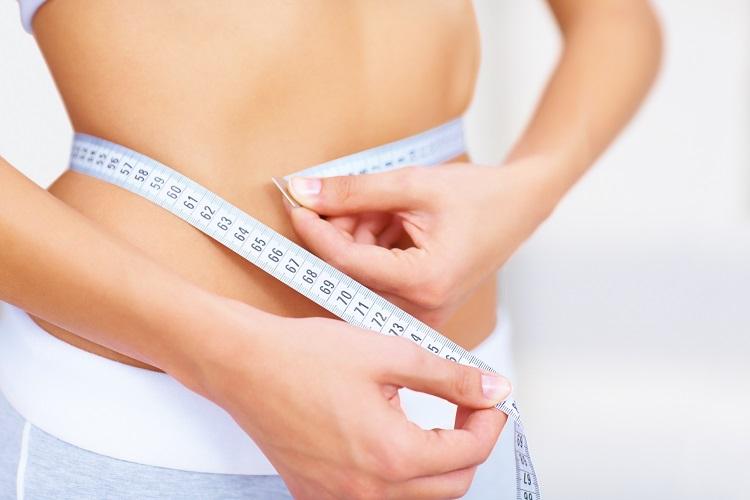 mulher magra com fita métrica