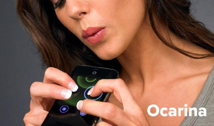 mulher segurando um smartphone apple e assoprando para tocar instrumento ocarina aplicativos para fazer som no smartphone ou tablet