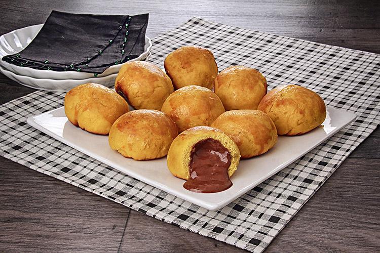 Diversos pãezinhos de cenoura com chocolate em uma travessa. 