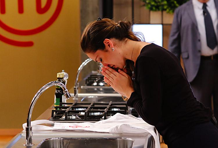 Raquel Novais se despedindo do MasterChef e deixando o avental na bancada.