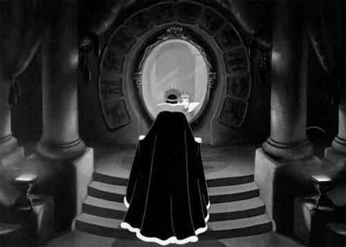 gif preto e branco da bruxa má conversando com o seu espelho