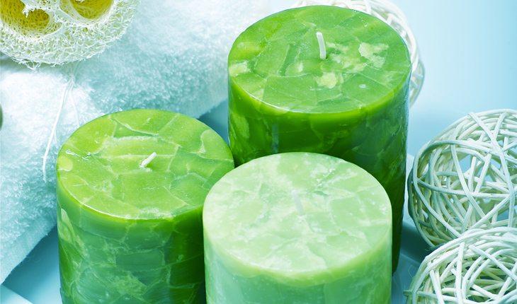 três velas grossas verdes em tonalidades diferentes