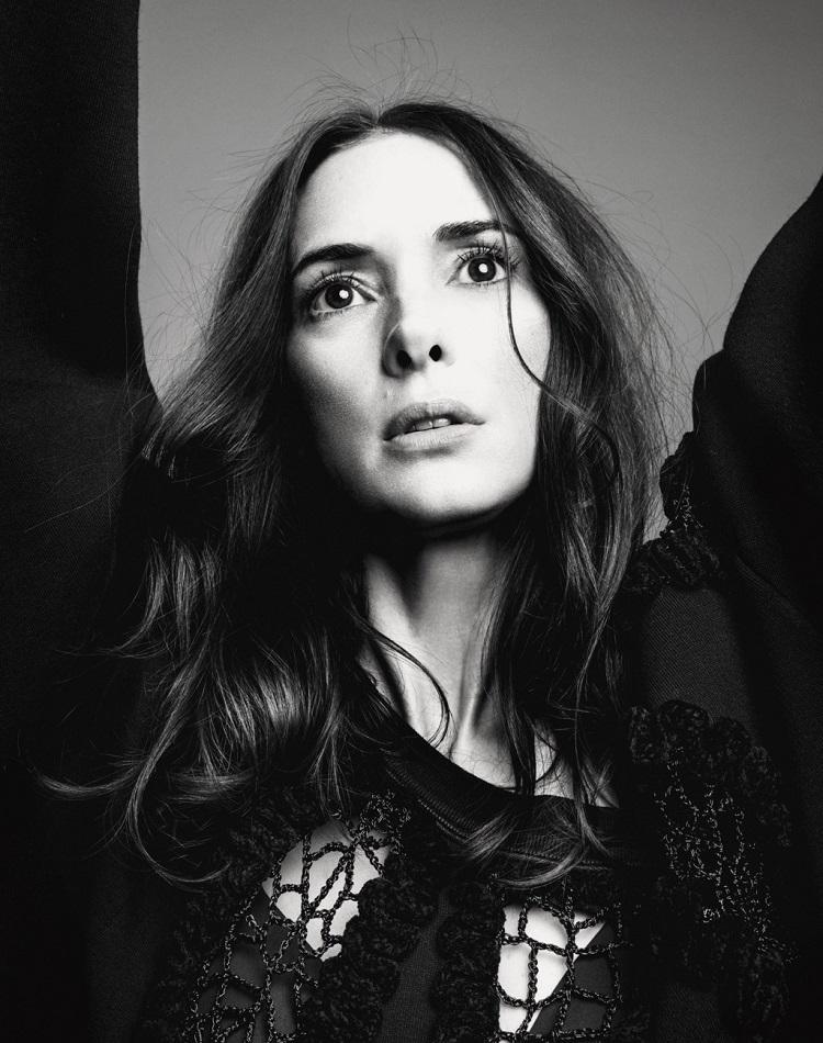 Winona Ryder diz que está cansada de "subestimarem as mulheres por serem sensíveis e vulneráveis"