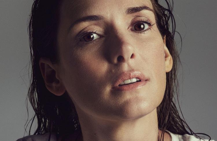 Winona Ryder diz que está cansada de "subestimarem as mulheres por serem sensíveis e vulneráveis"