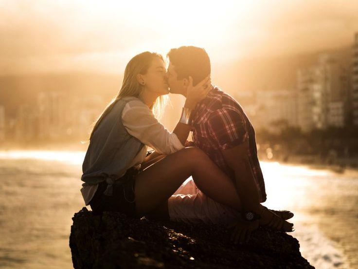 Casal se beijando