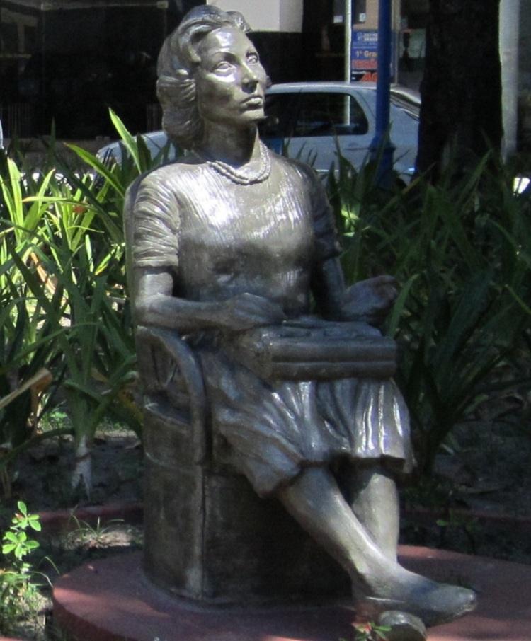 estátua-Clarice Lispector-escritora