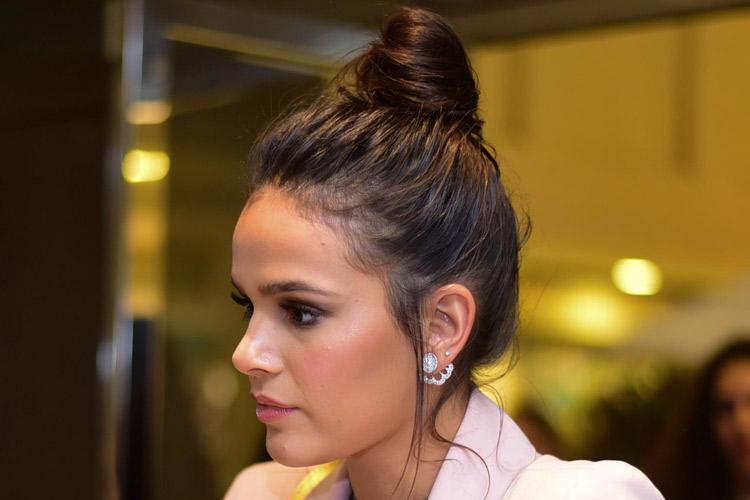 Bruna Marquezine, de rosto redondo, com coque