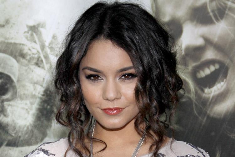 Vanessa Hudgens, de rosto redondo, com penteado semipreso