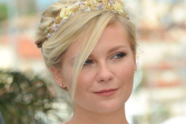 Kirsten Dunst usa penteado para rosto quadrado