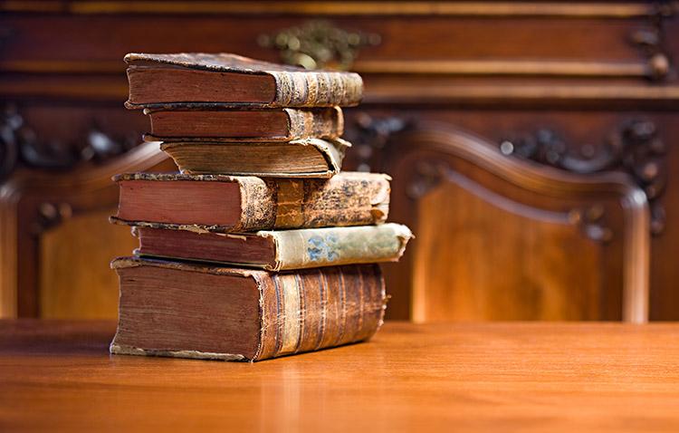 Bíblias livros sagrados antigos amontoados história ogue