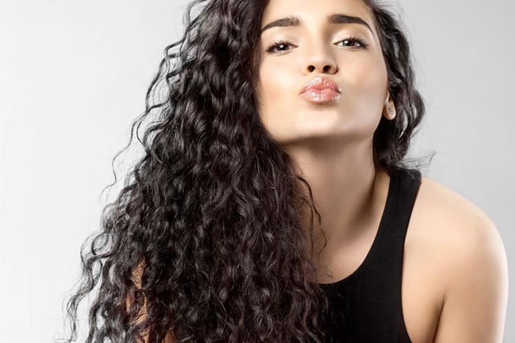 mulher com fios cacheados - Corte ideal para fios cacheados